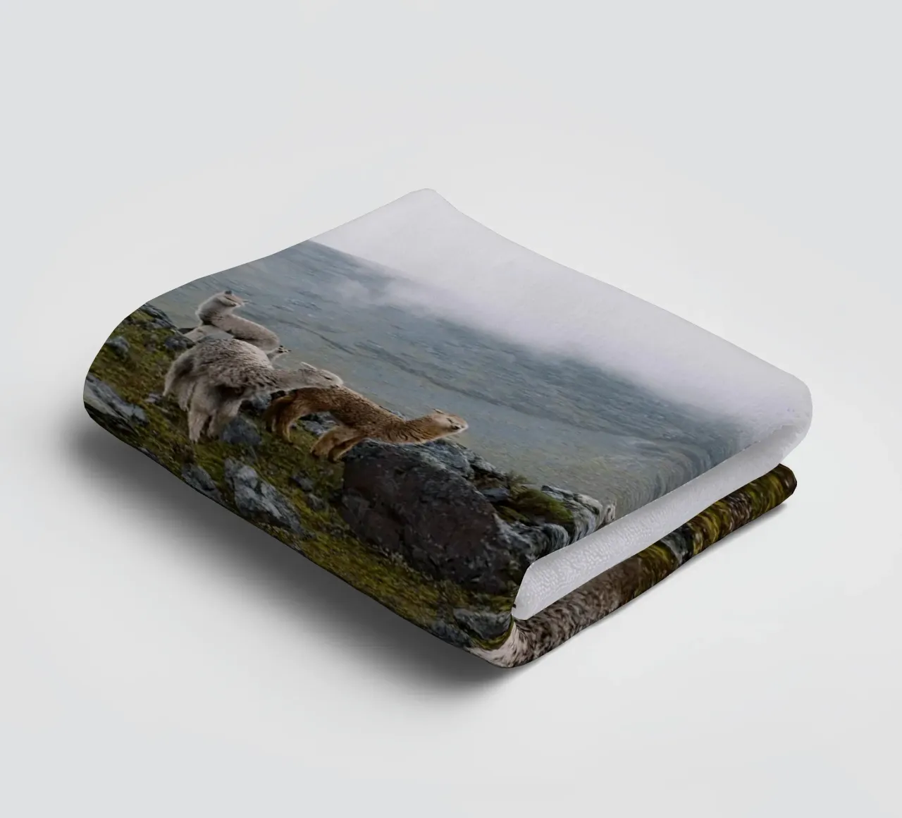 Lama's grazen in nevelig Andesgebergte badhanddoek van The Herringstore