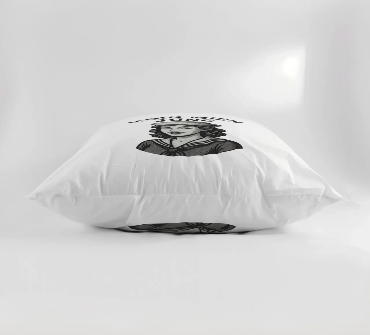 Moin mien Jung - Marinaio sfrontato in un look marittimo retrò cuscino da Fies&Fein