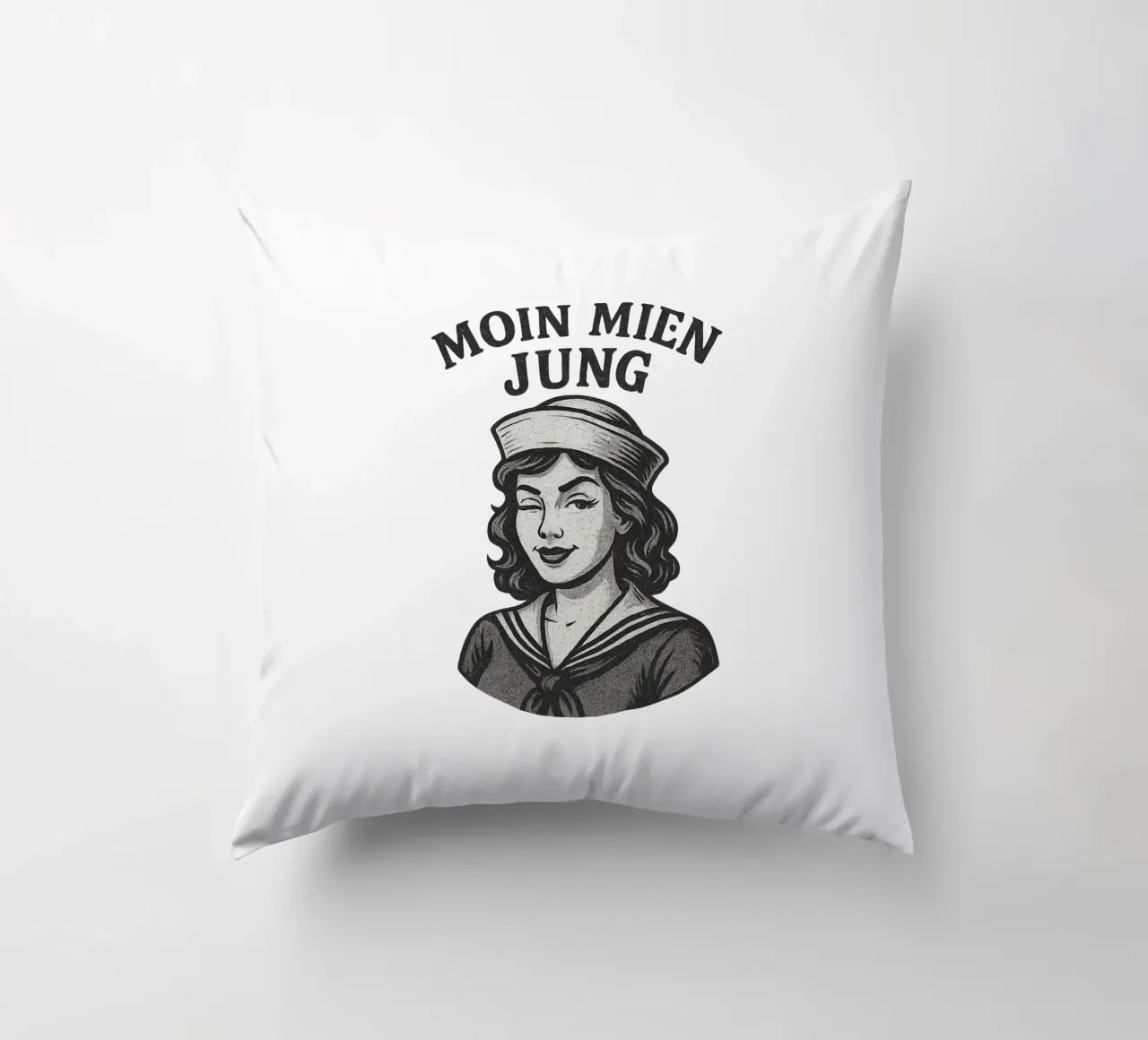 Moin mien Jung - Marinaio sfrontato in un look marittimo retrò cuscino da Fies&Fein