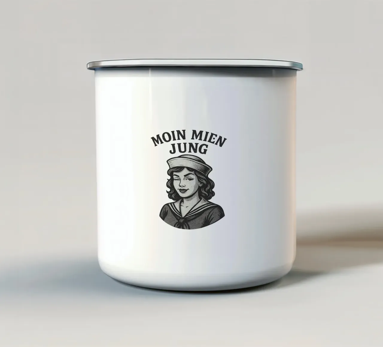 Moin mien Jung - Marinaio sfrontato in un look marittimo retrò tazza in smalto da Fies&Fein