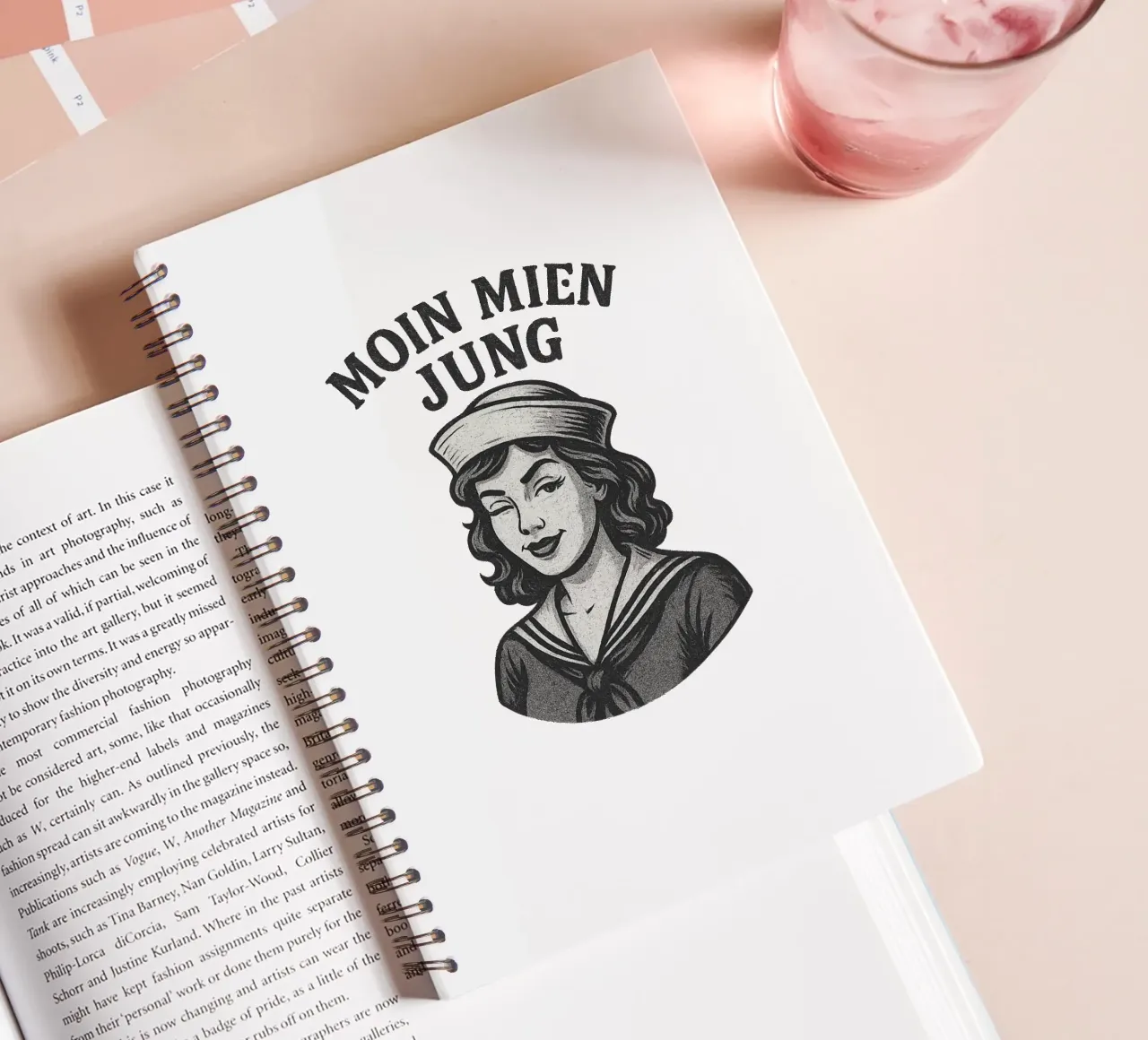 Moin mien Jung - Marinaio sfrontato in un look marittimo retrò diario ad anelli da Fies&Fein