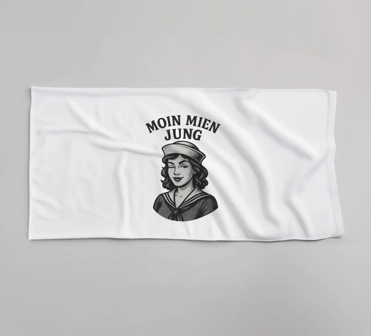 Moin mien Jung - Marinaio sfrontato in un look marittimo retrò asciugamano da bagno da Fies&Fein