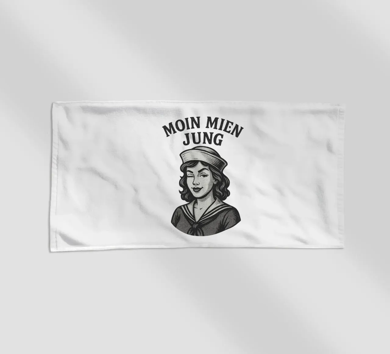 Moin mien Jung - Marinaio sfrontato in un look marittimo retrò telo mare da Fies&Fein