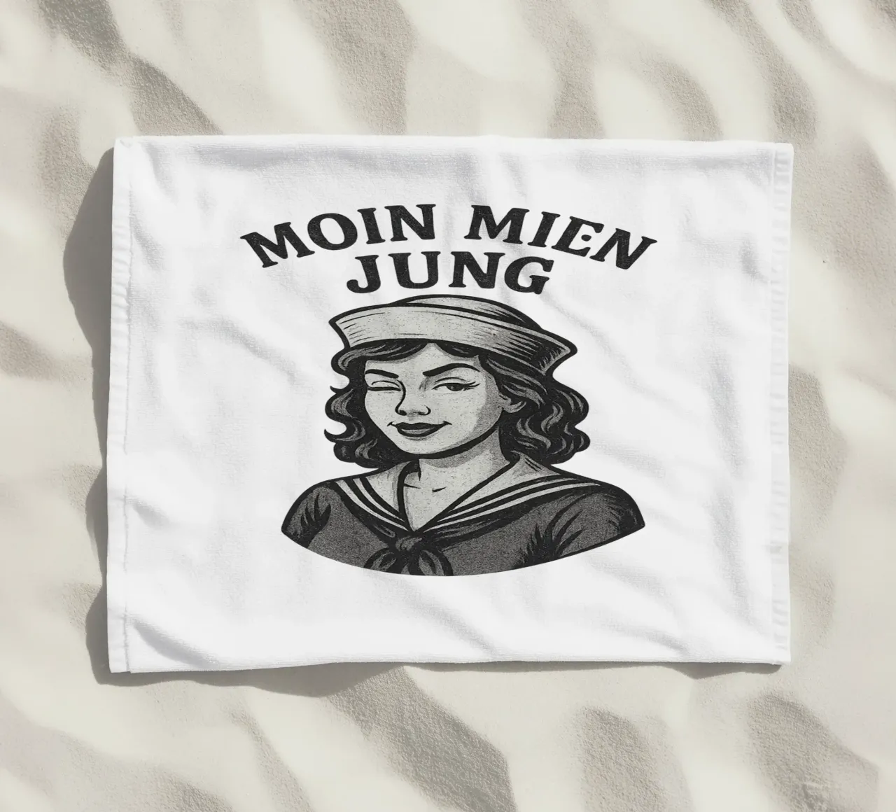 Moin mien Jung - Marinaio sfrontato in un look marittimo retrò telo mare da Fies&Fein
