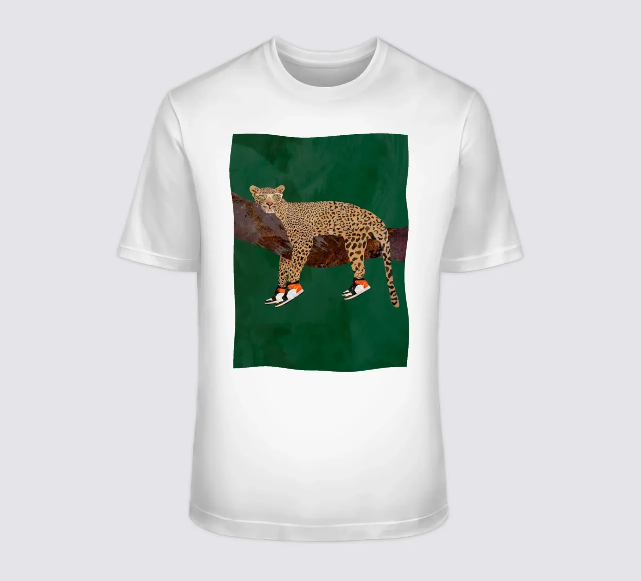 Lazy leopard in sneakers t-shirt da SarahManovski