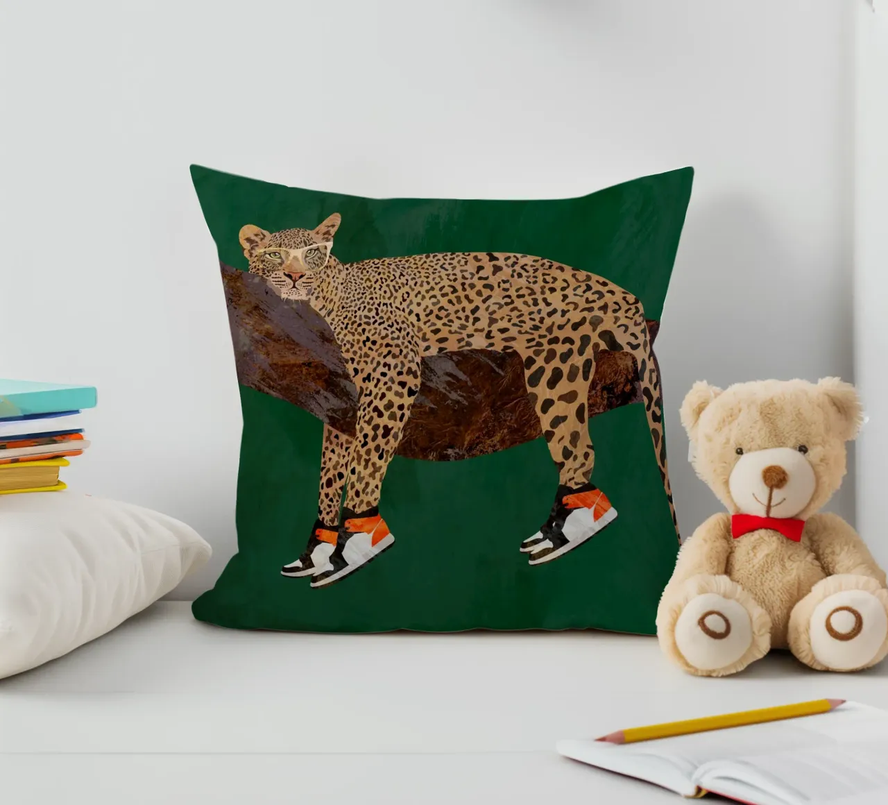 Lazy leopard in sneakers cuscino da SarahManovski