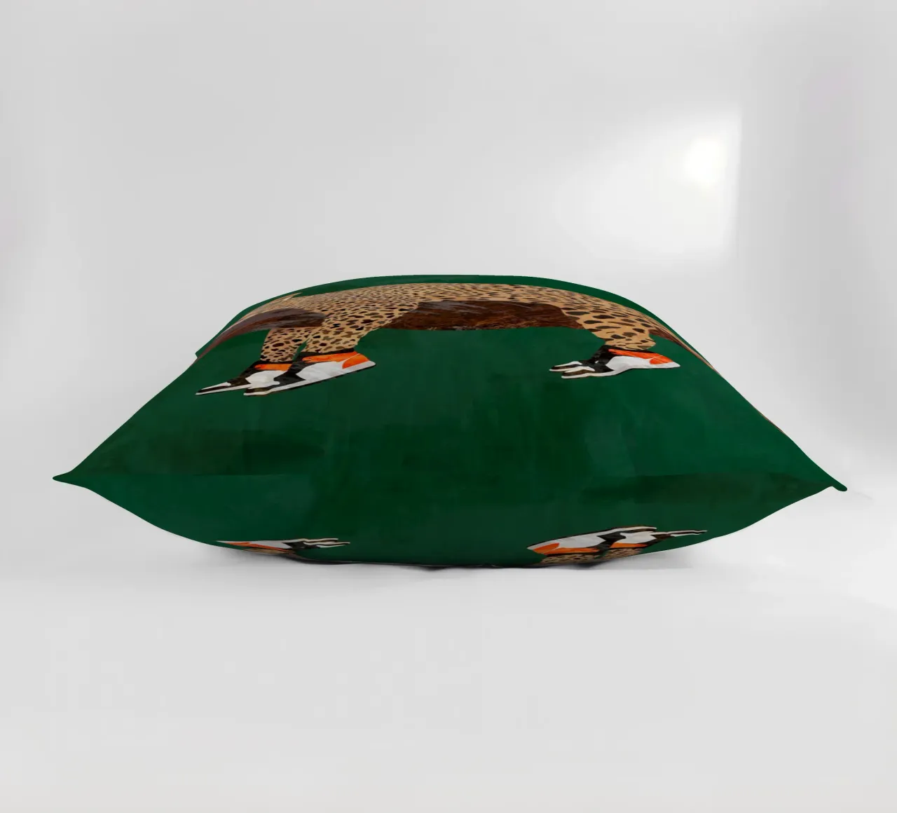 Lazy leopard in sneakers cuscino da SarahManovski