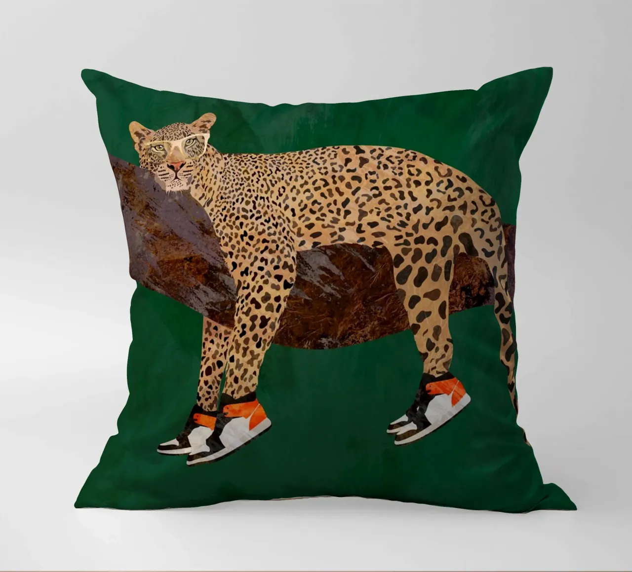 Lazy leopard in sneakers cuscino da SarahManovski