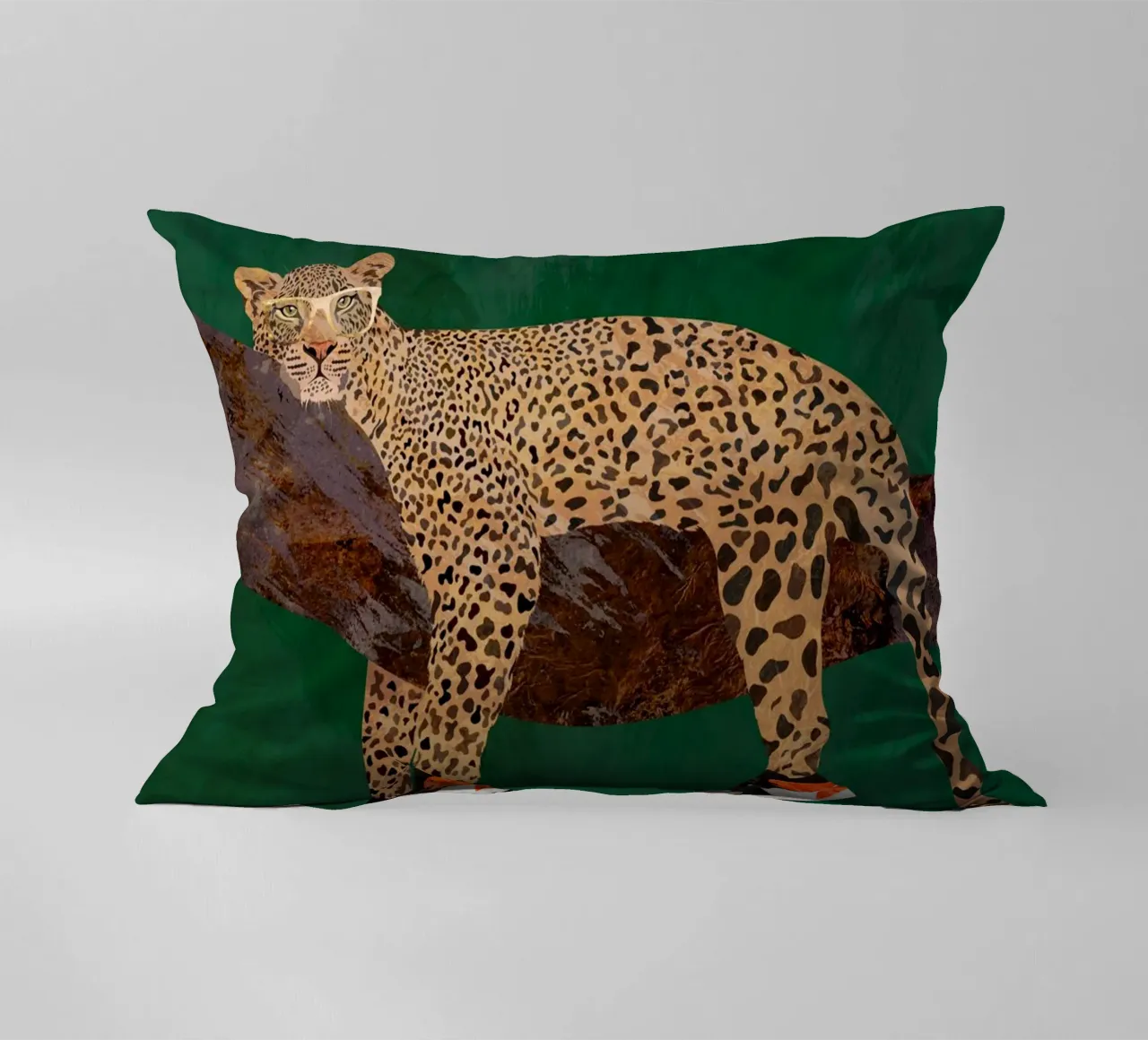 Lazy leopard in sneakers cuscino da SarahManovski