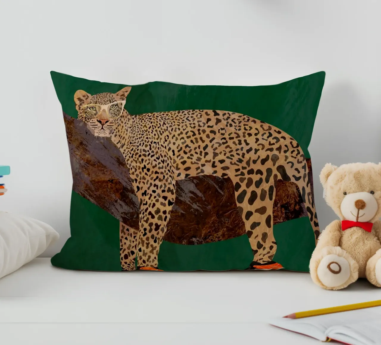 Lazy leopard in sneakers cuscino da SarahManovski