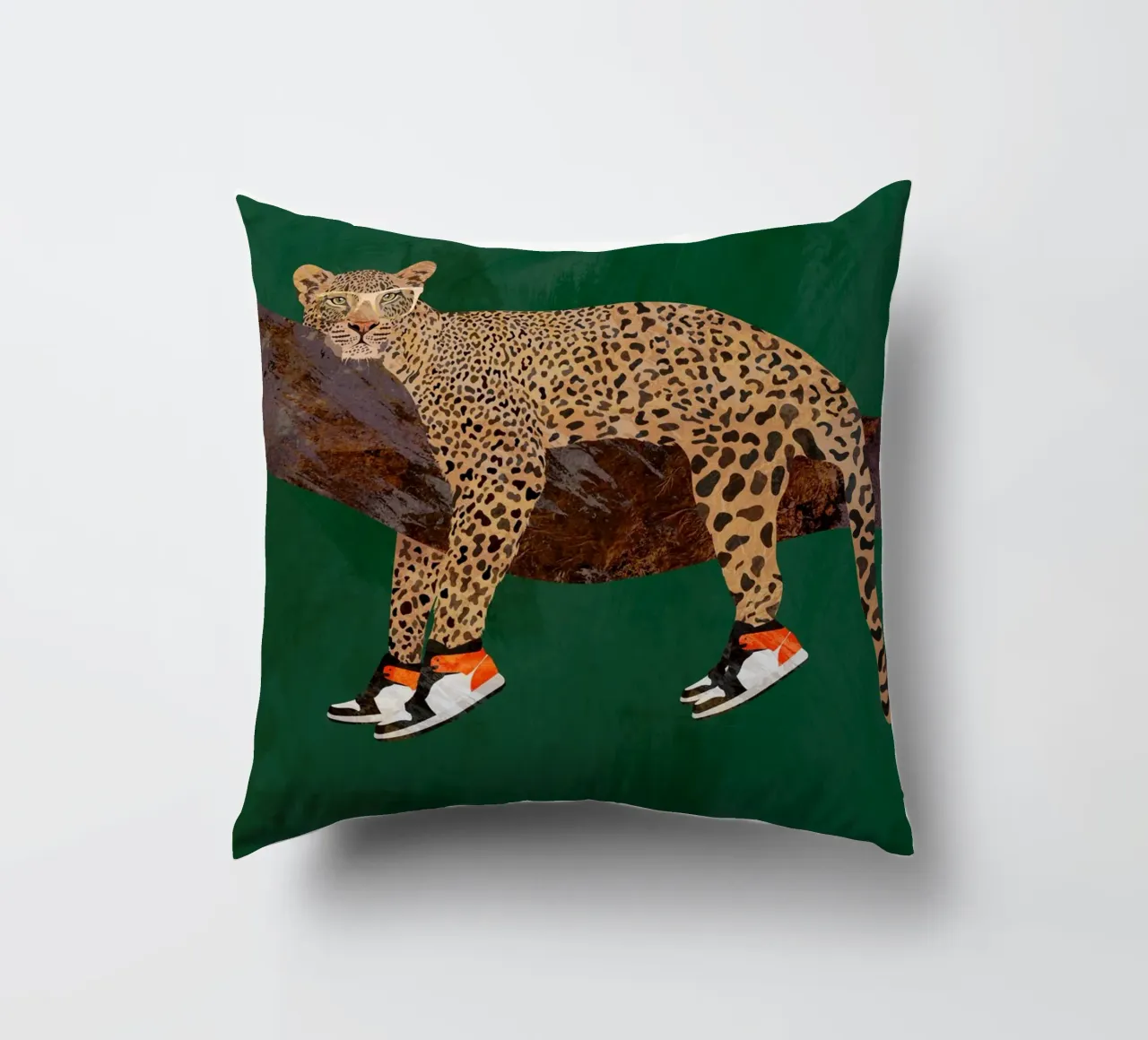 Lazy leopard in sneakers cuscino da SarahManovski