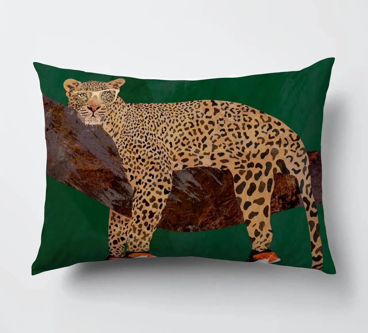 Lazy leopard in sneakers cuscino da SarahManovski