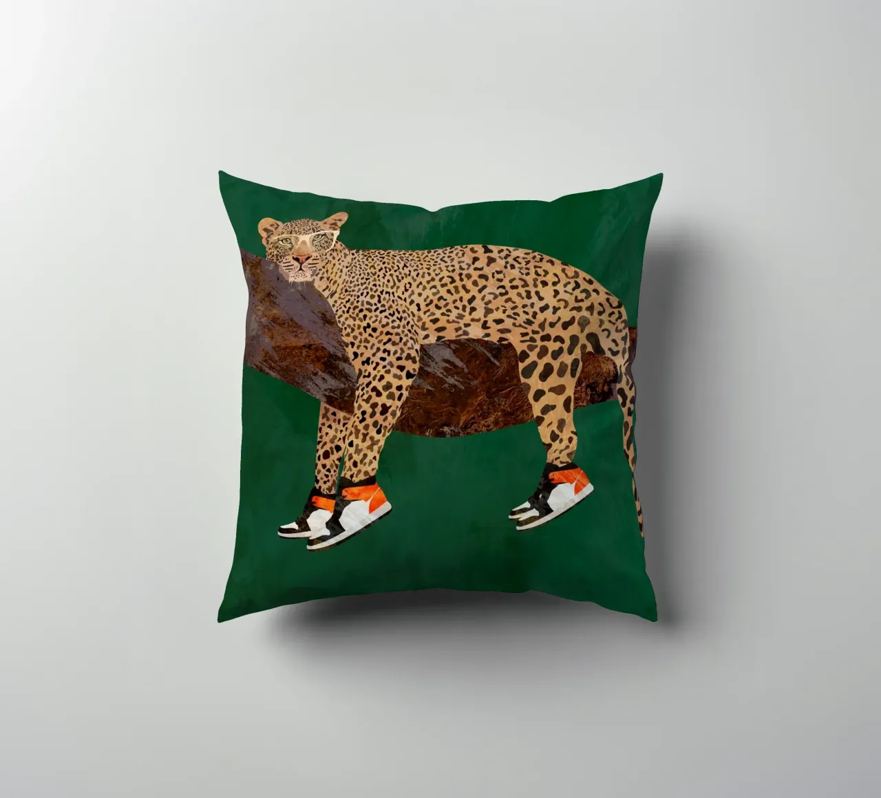 Lazy leopard in sneakers cuscino da SarahManovski