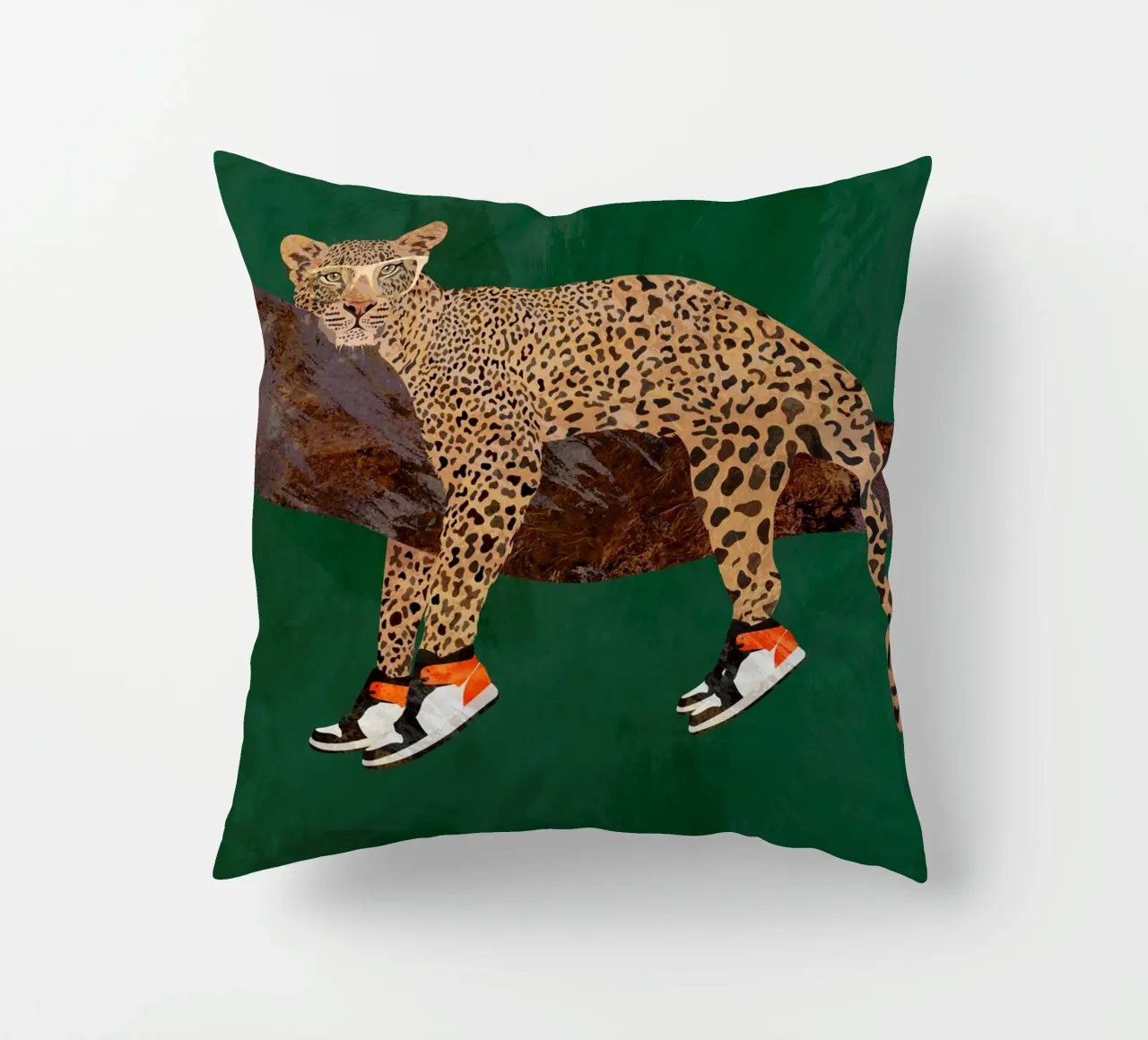 Lazy leopard in sneakers cuscino da SarahManovski