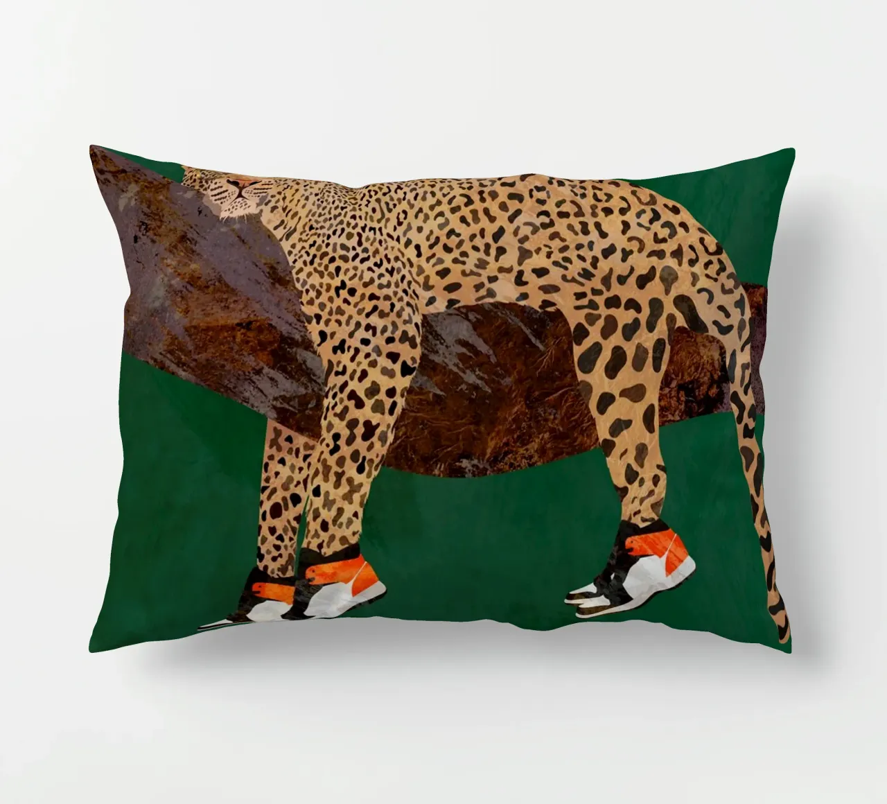 Lazy leopard in sneakers cuscino da SarahManovski