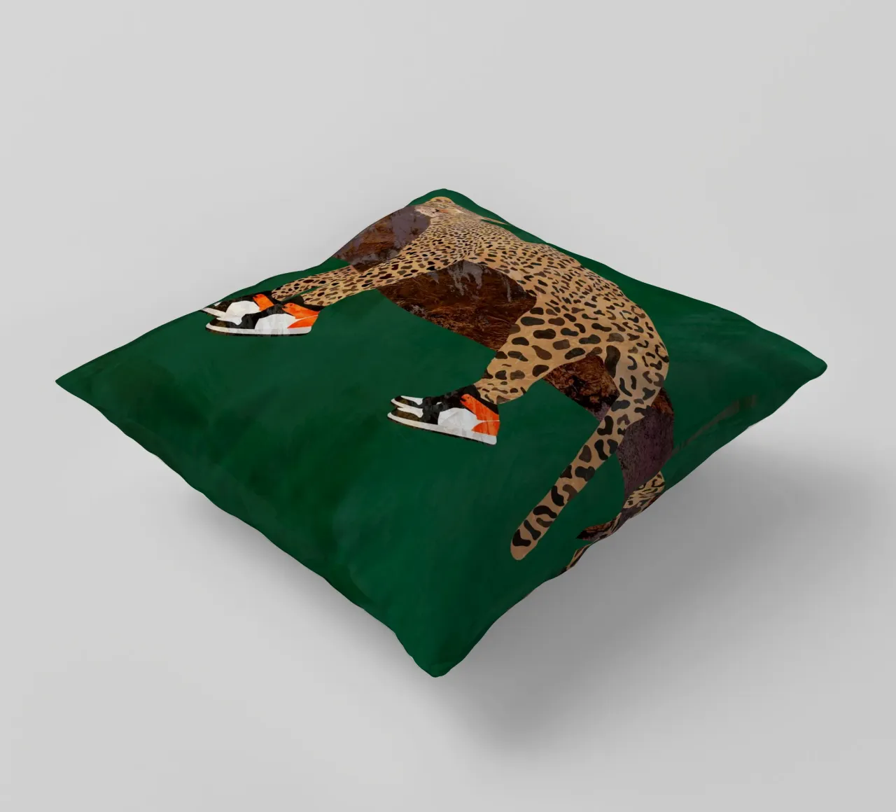 Lazy leopard in sneakers cuscino da SarahManovski