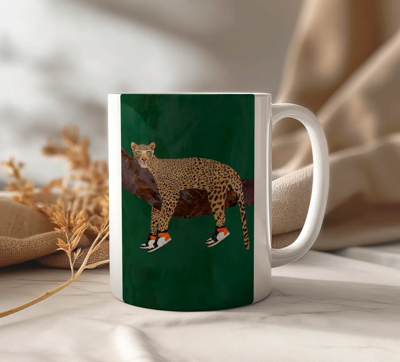 Lazy leopard in sneakers tazza in ceramica da SarahManovski