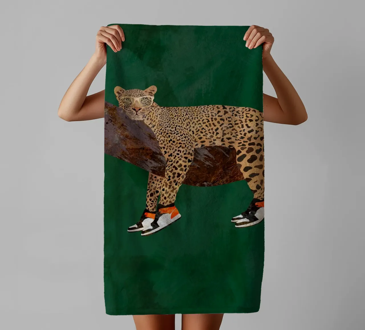 Lazy leopard in sneakers asciugamano da bagno da SarahManovski