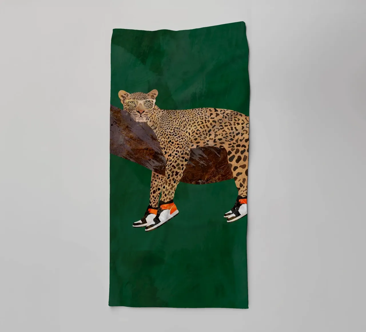 Lazy leopard in sneakers asciugamano da bagno da SarahManovski