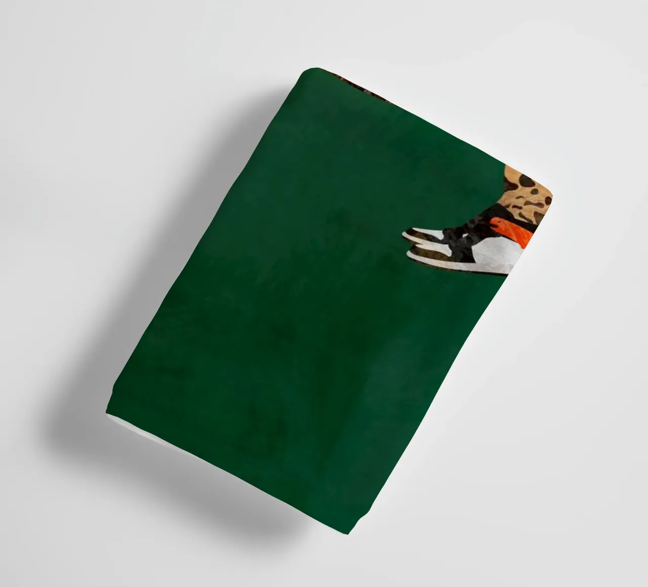 Lazy leopard in sneakers asciugamano da bagno da SarahManovski