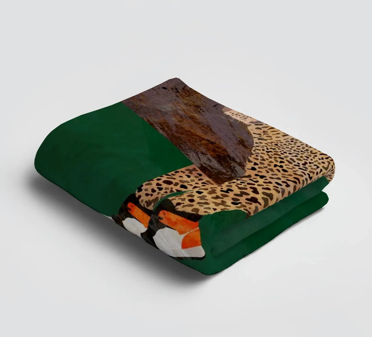 Lazy leopard in sneakers asciugamano da bagno da SarahManovski