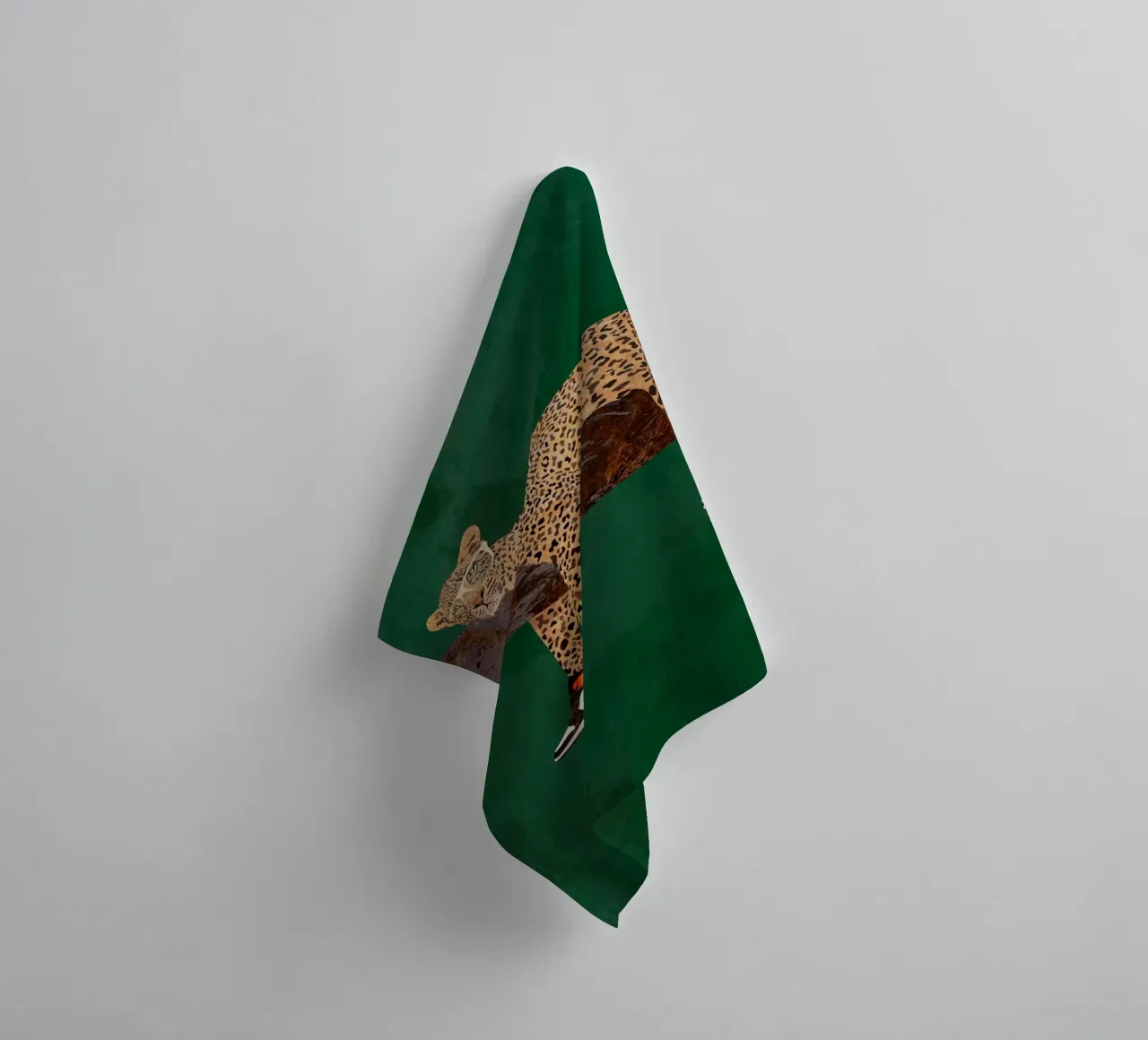 Lazy leopard in sneakers asciugamano da bagno da SarahManovski