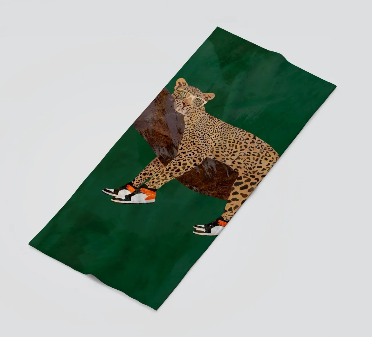 Lazy leopard in sneakers telo mare da SarahManovski