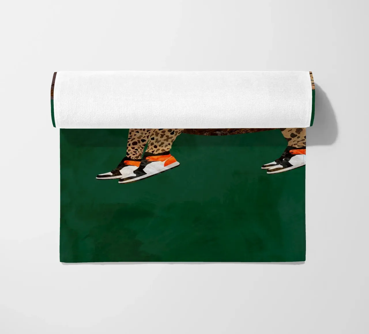 Lazy leopard in sneakers telo mare da SarahManovski