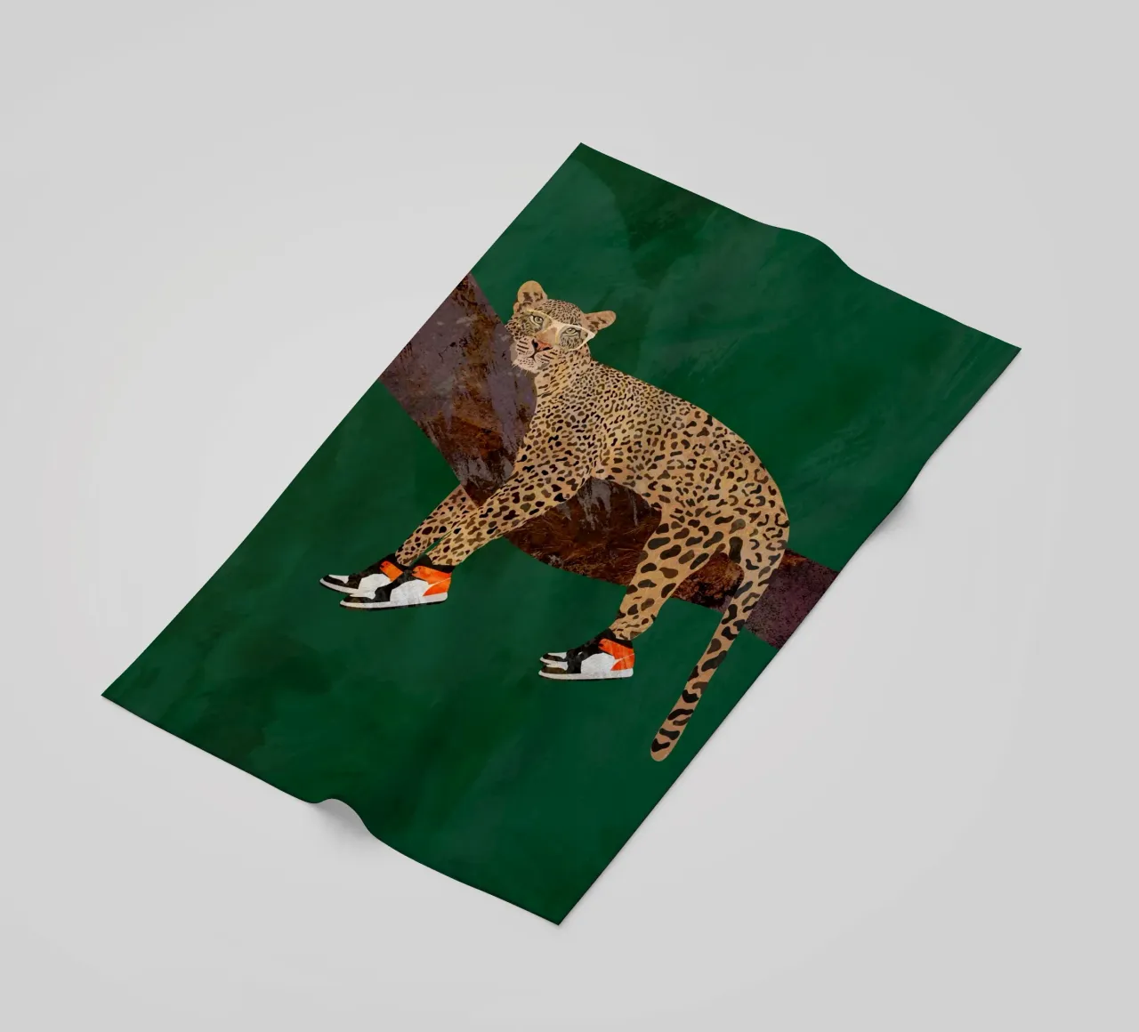 Lazy leopard in sneakers telo mare da SarahManovski