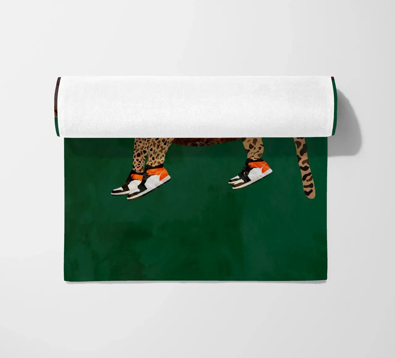 Lazy leopard in sneakers telo mare da SarahManovski