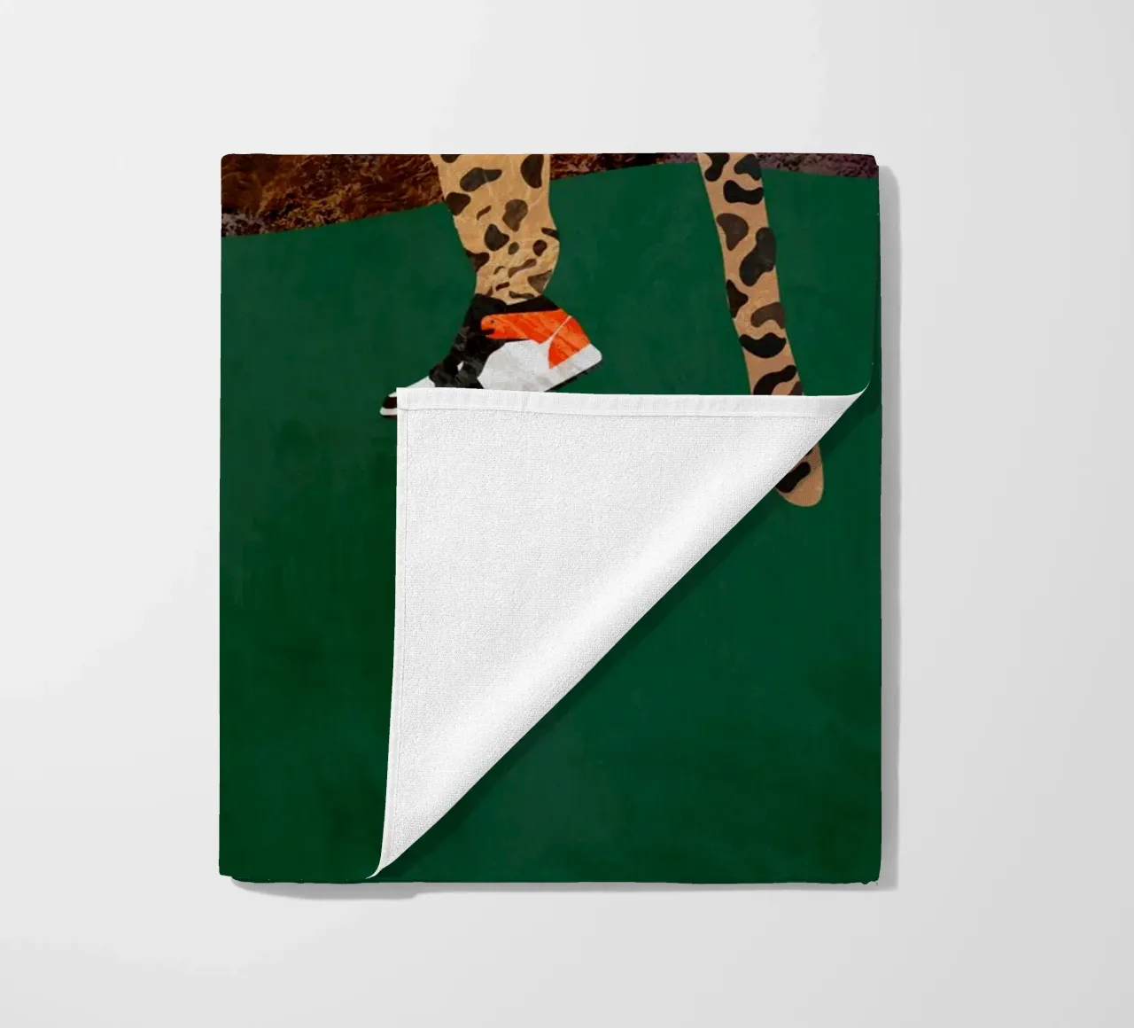 Lazy leopard in sneakers telo mare da SarahManovski