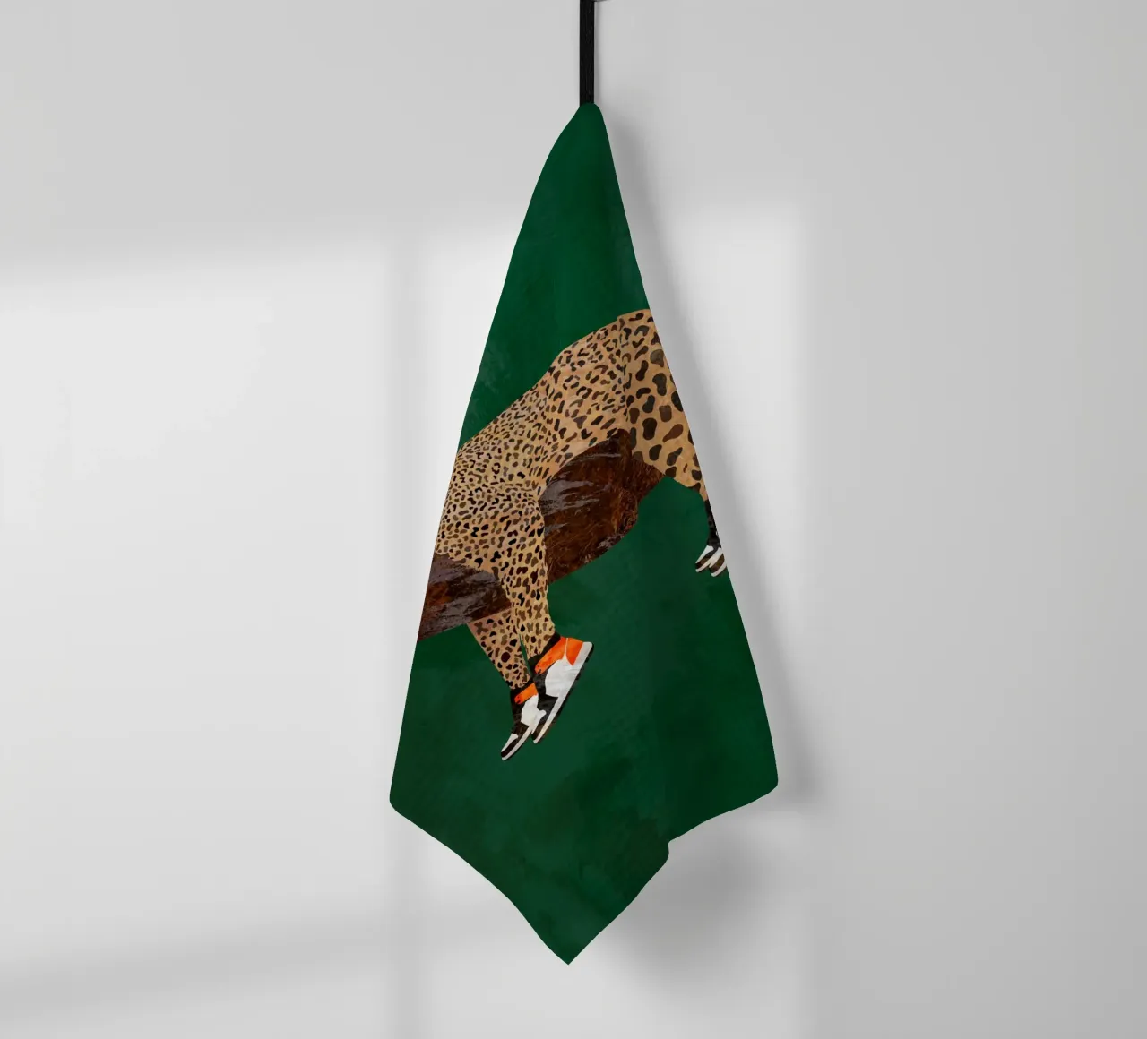 Lazy leopard in sneakers canovaccio da cucina da SarahManovski