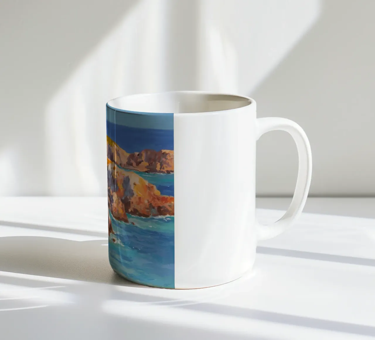 Scogliere costiere illuminate dal sole tazza in ceramica da Angkasa Mist