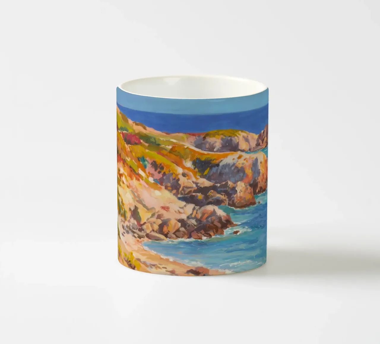 Scogliere costiere illuminate dal sole tazza in ceramica da Angkasa Mist