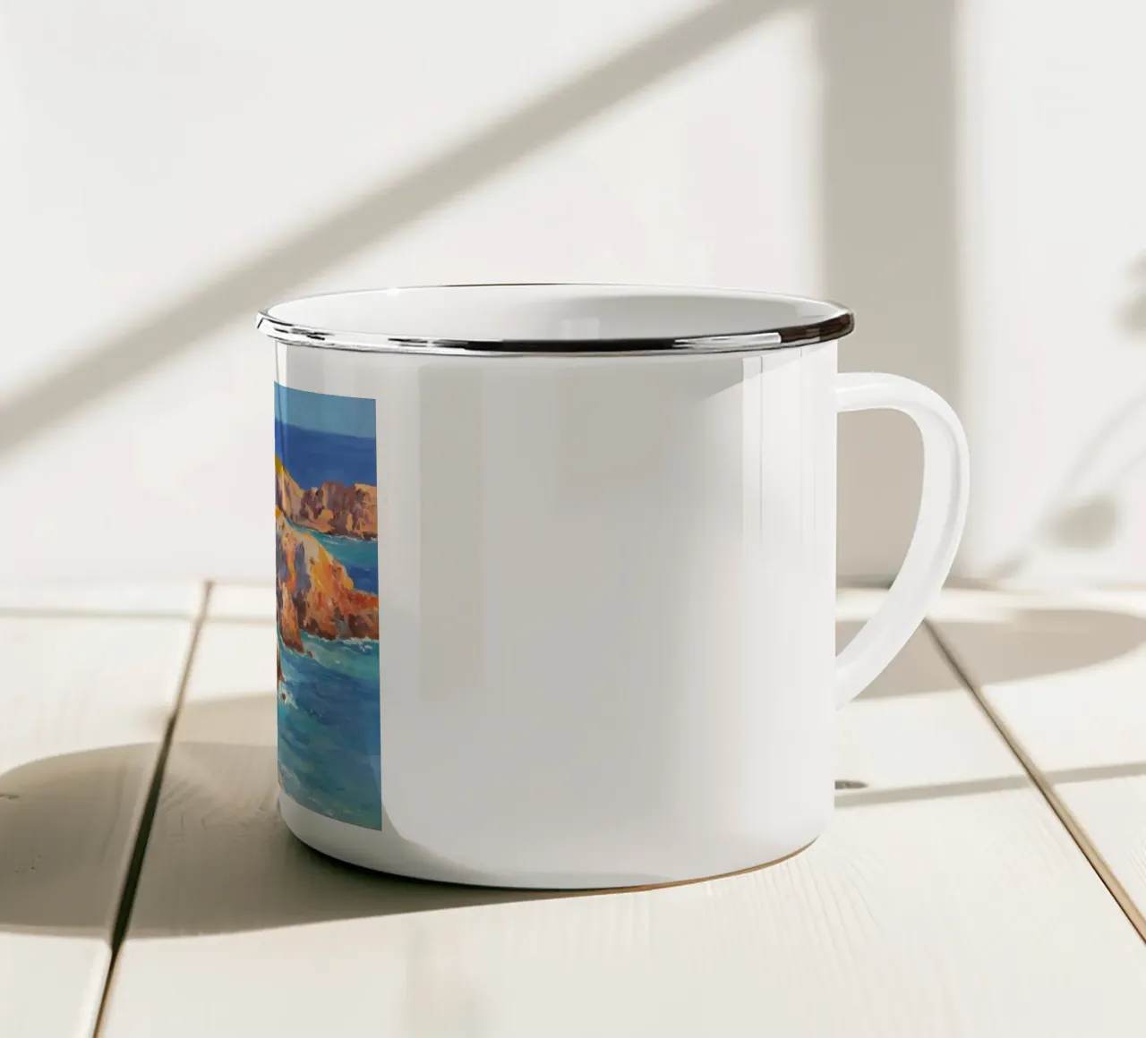 Scogliere costiere illuminate dal sole tazza in smalto da Angkasa Mist