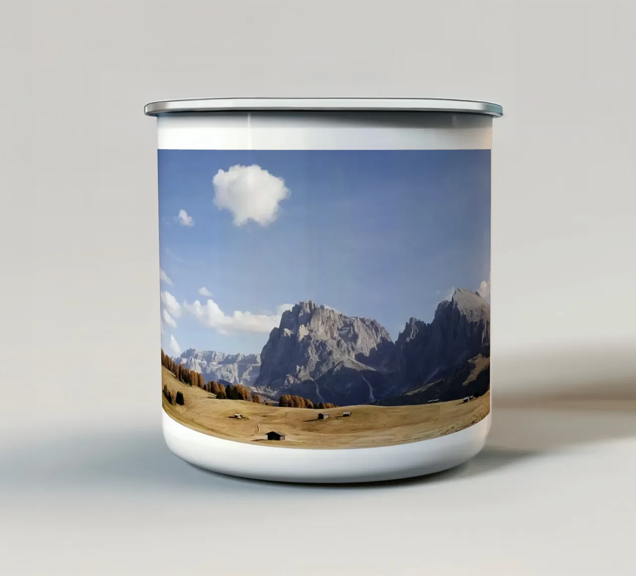L'Alpe di Siusi nel tardo autunno in Alto Adige tazza in smalto da Simon Koy