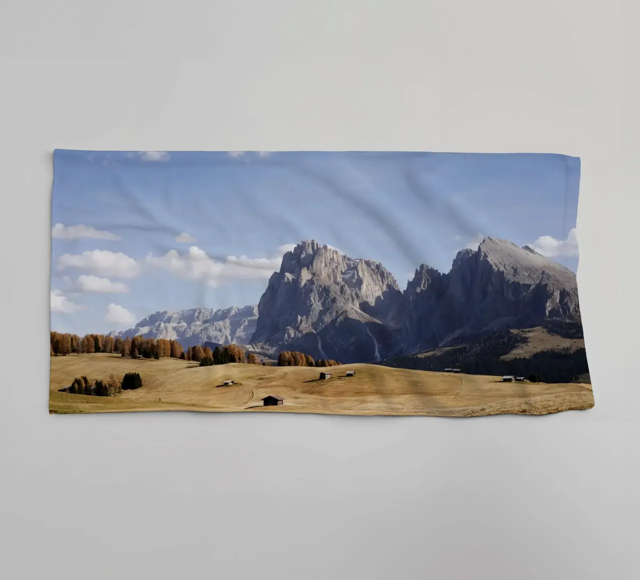 L'Alpe di Siusi nel tardo autunno in Alto Adige asciugamano da bagno da Simon Koy