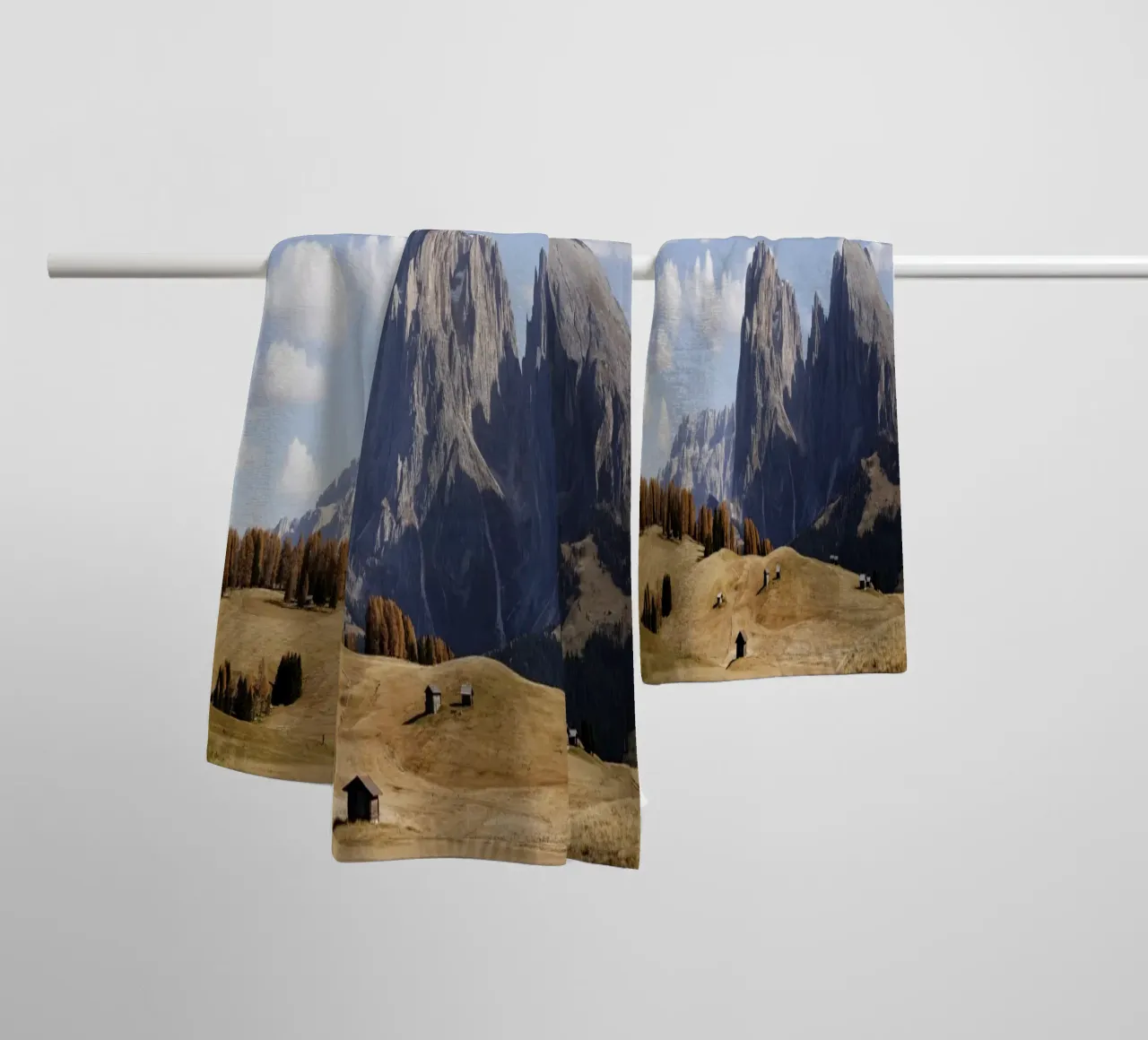 L'Alpe di Siusi nel tardo autunno in Alto Adige asciugamano da bagno da Simon Koy