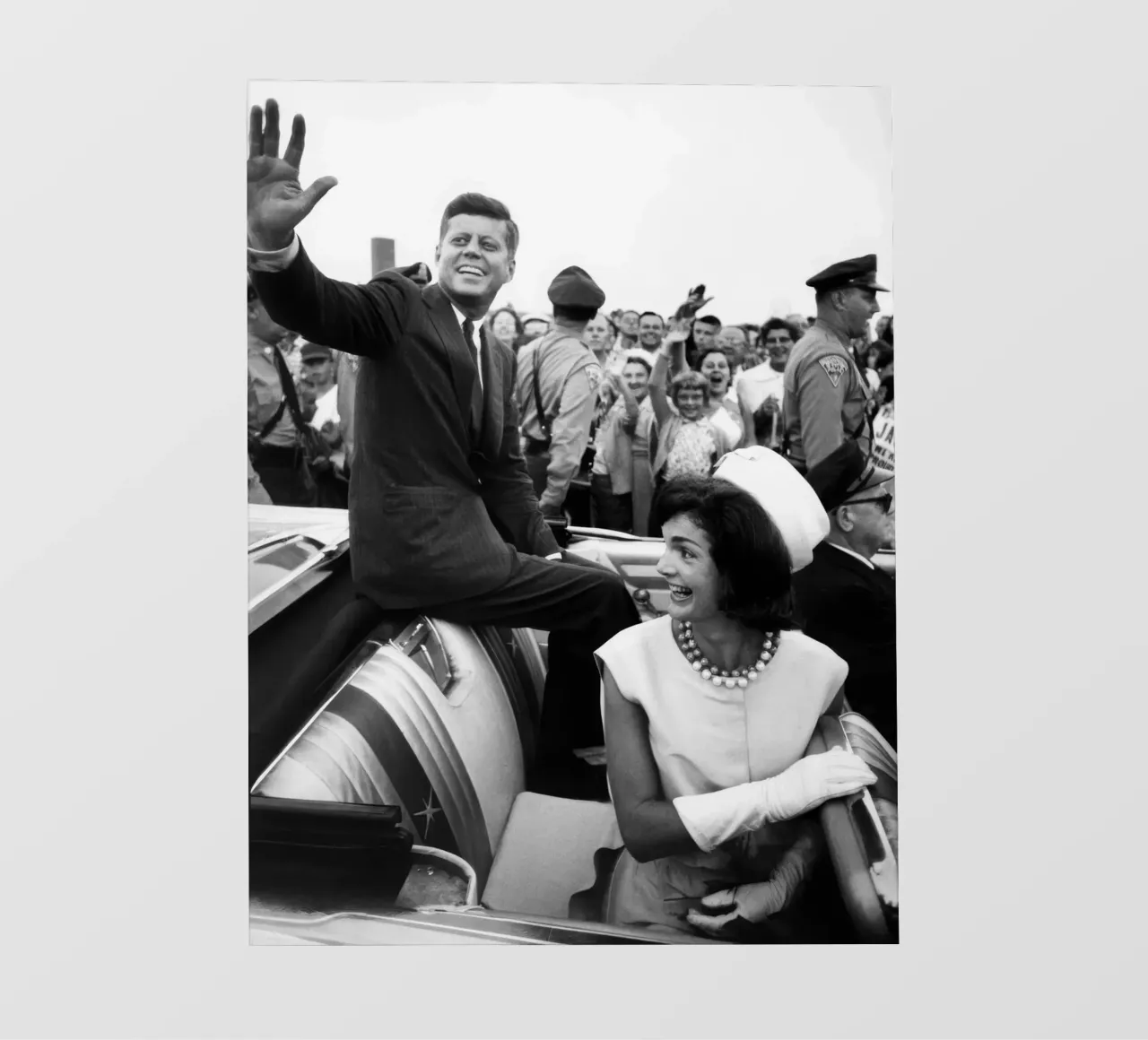 Les Kennedy font un signe de la main depuis une décapotable (1960) bâche pvc de vintgeseyn