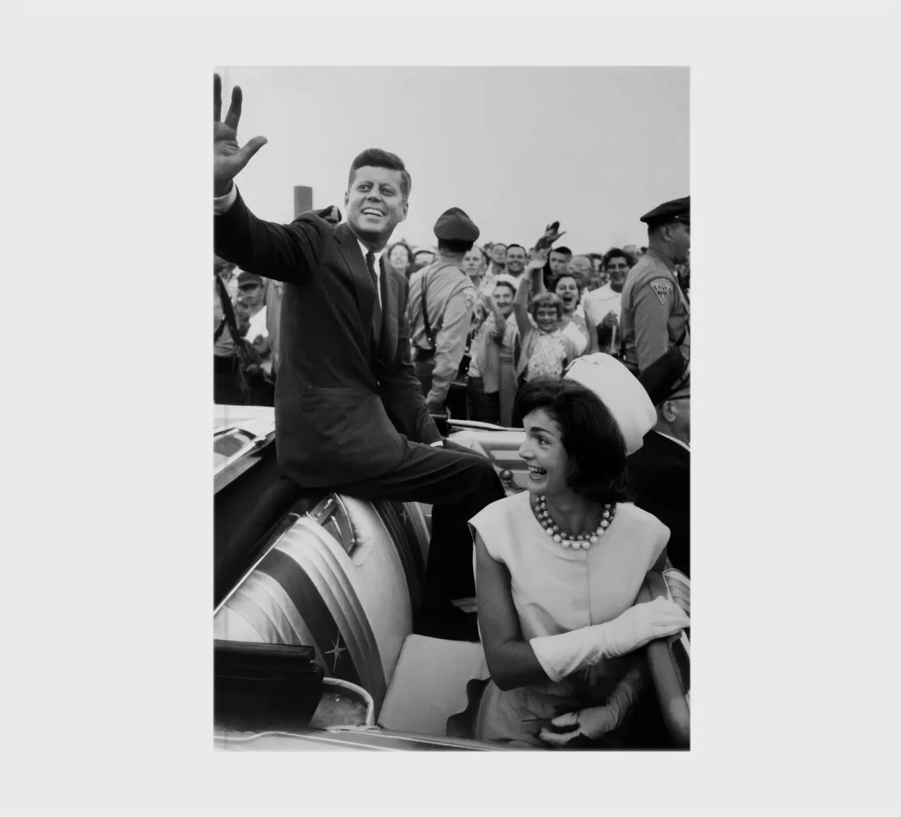 Les Kennedy font un signe de la main depuis une décapotable (1960) carnet de notes de vintgeseyn