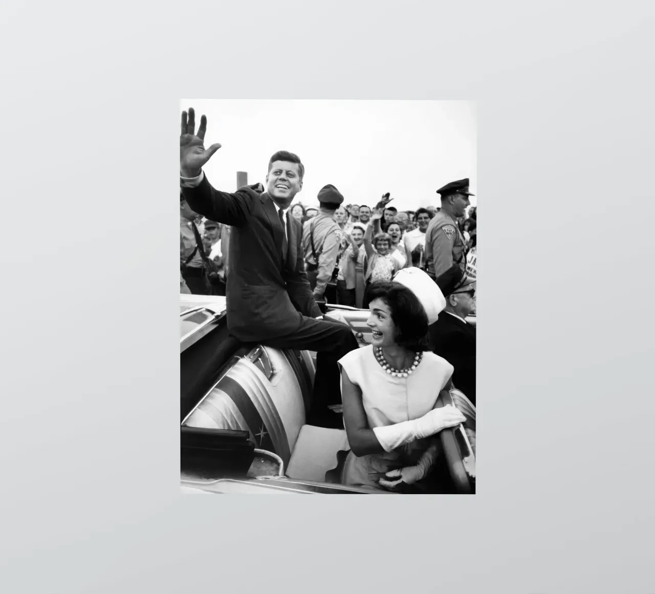 Les Kennedy font un signe de la main depuis une décapotable (1960) autocollant de vintgeseyn