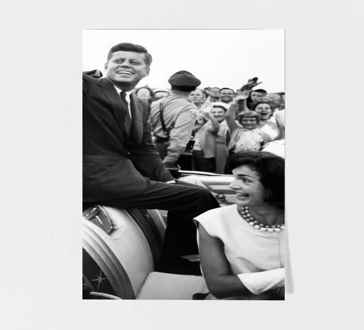 Les Kennedy font un signe de la main depuis une décapotable (1960) planche autocollant de vintgeseyn
