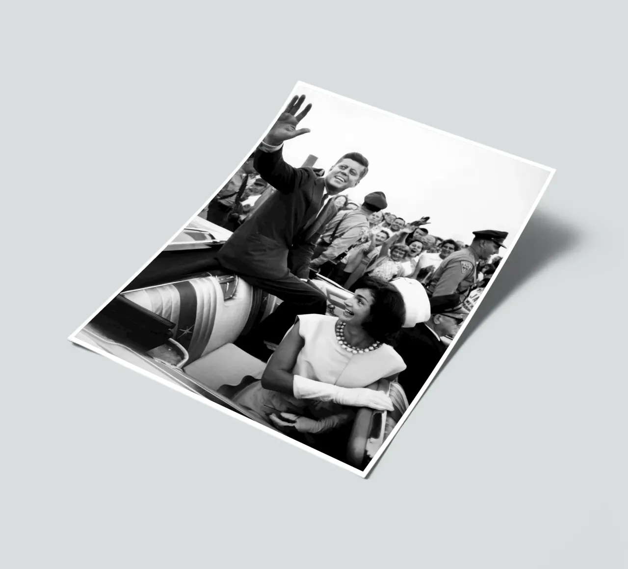 I Kennedy che salutano da una decappottabile (1960) foglio adesivo da vintgeseyn