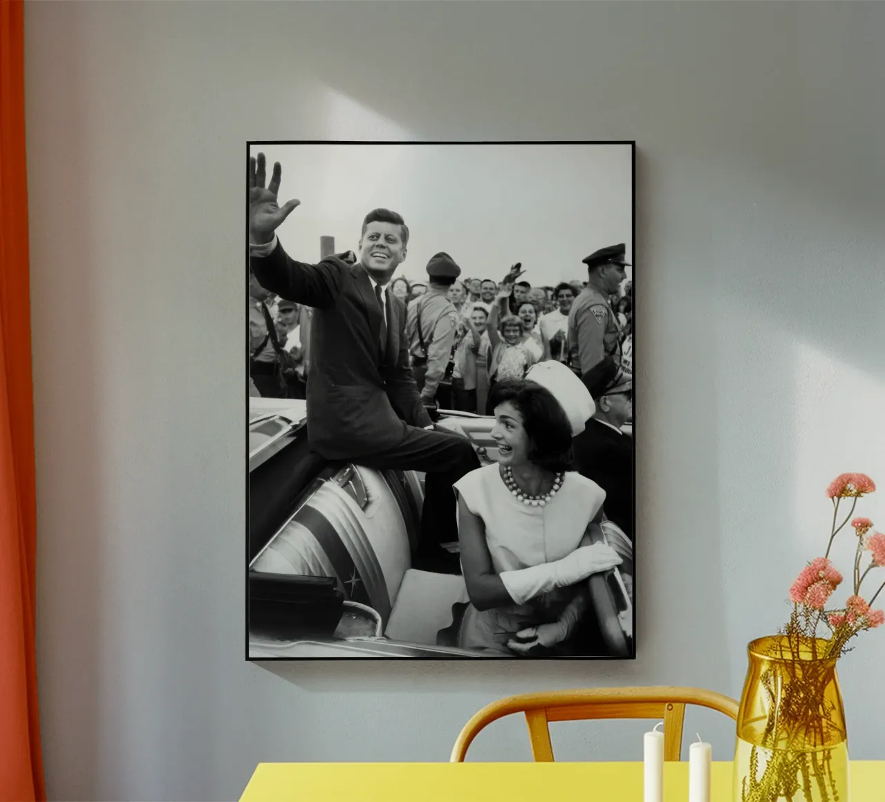 Les Kennedy font un signe de la main depuis une décapotable (1960) plexiglas de vintgeseyn