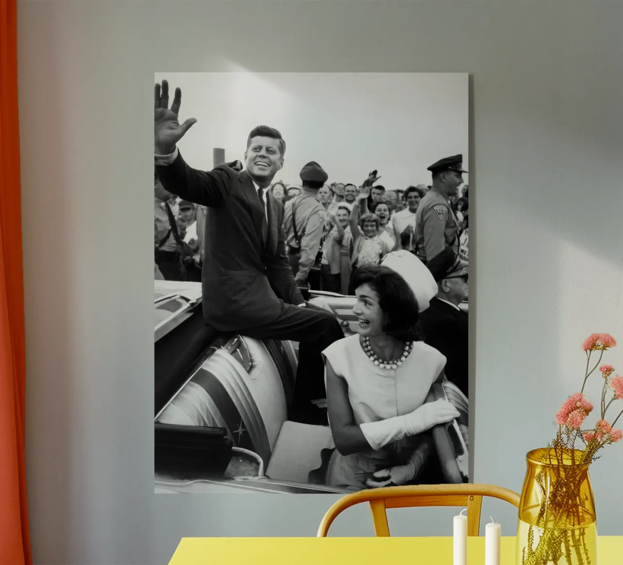 Les Kennedy font un signe de la main depuis une décapotable (1960) plexiglas de vintgeseyn