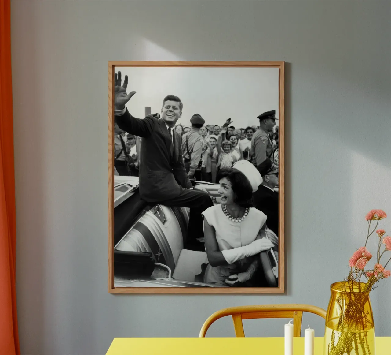 Les Kennedy font un signe de la main depuis une décapotable (1960) alu dibond de vintgeseyn