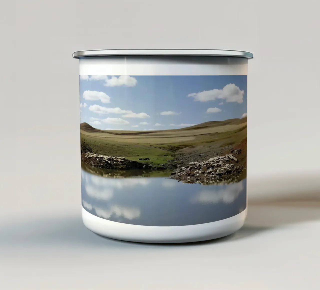 Gregge di pecore in Armenia tazza in smalto da Simon Koy
