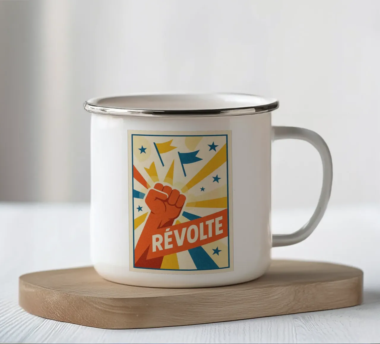 Poster vintage della rivolta - Pugno alzato e stile retrò tazza in smalto da Art Typo Essentiel