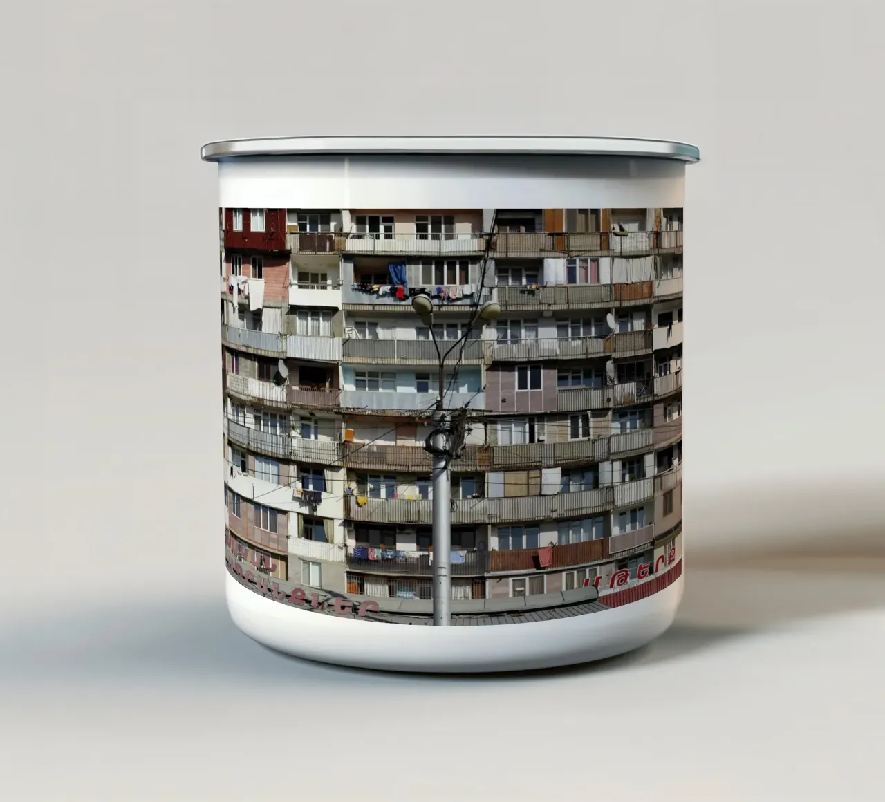 Edificio prefabbricato Yerevan (Armenia) tazza in smalto da Simon Koy