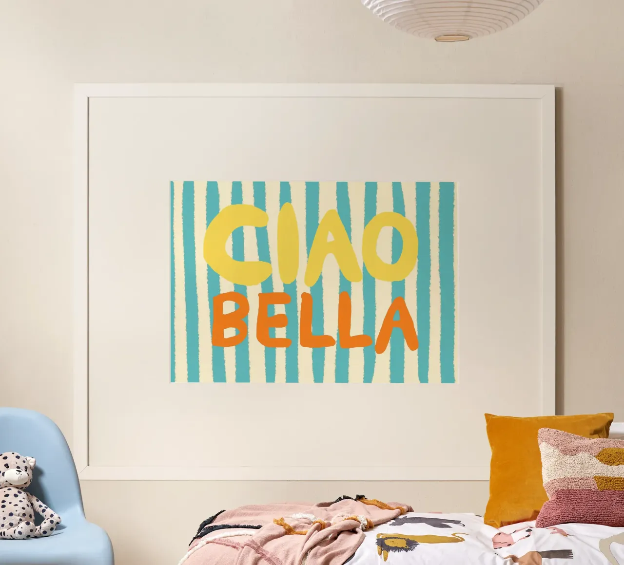 Ciao Bella Hellblau II Poster mit Holzrahmen von Studio Dolci